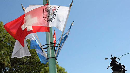 Banderas de Suiza y de Argentina.